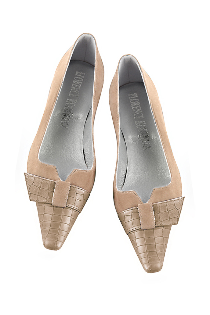 Tan beige women's dress pumps, with a knot on the front. Tapered toe. Low block heels. Top view - Florence KOOIJMAN